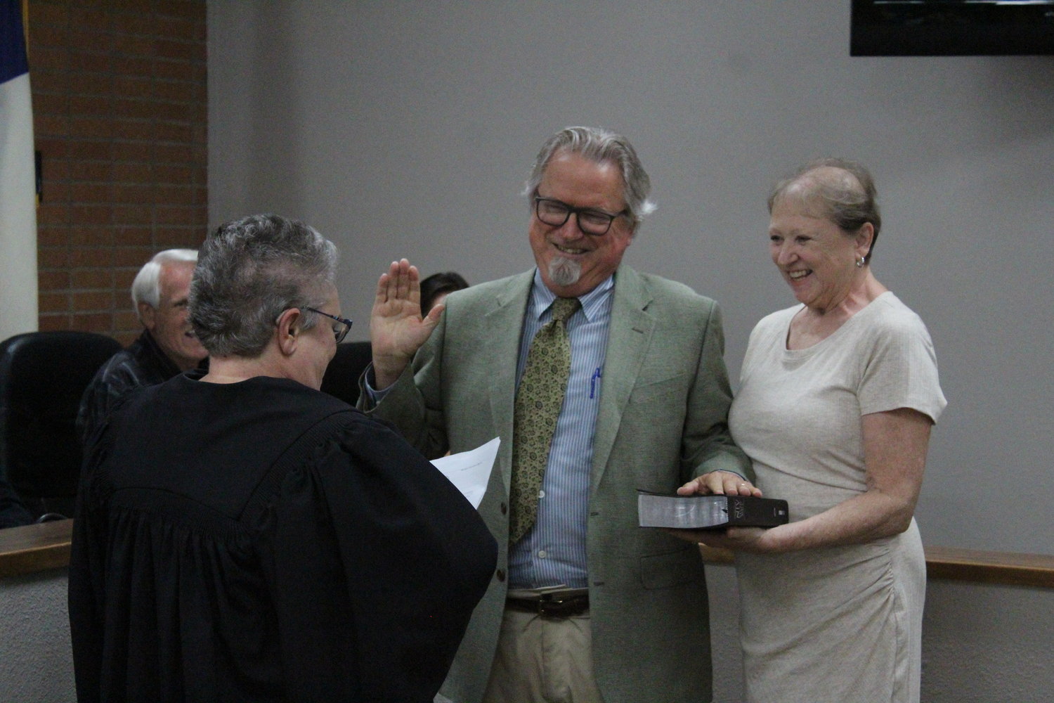 Municipal Judge  Deidra Voigt swears in new Gonzales mayor, S.H. “Steve” Sucher in the council chambers with his wife, Linda Sucher.